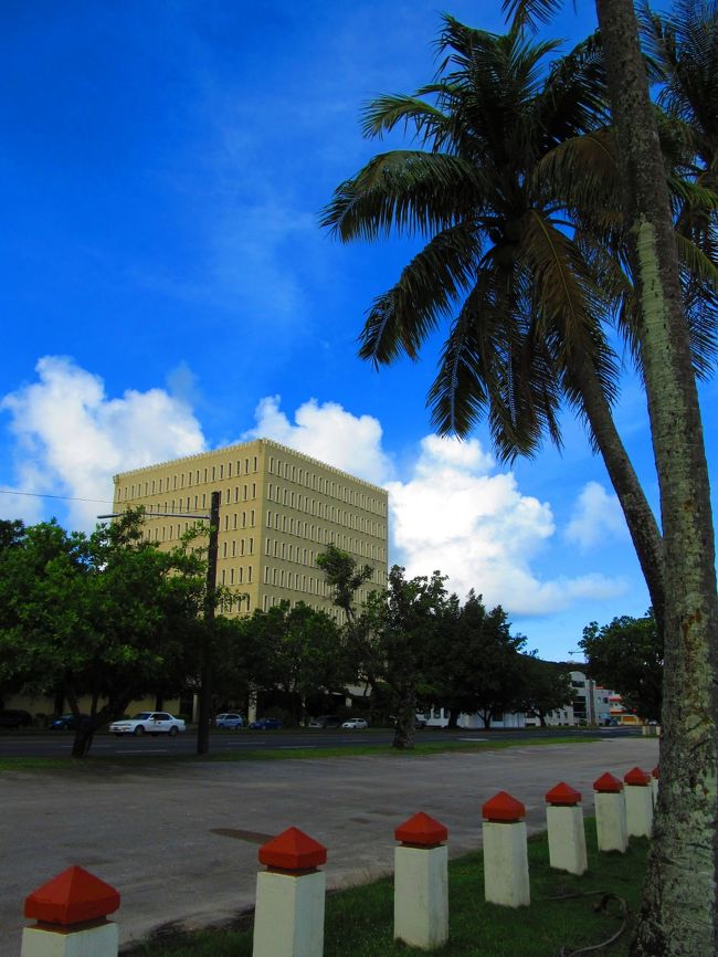 役所か何かかな？<br />青い空と白い雲に映えます。