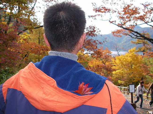 元祖「背中で語るひろ」<br /><br />向こうの中禅寺湖を見つめてる自分。<br />パーカーの襟元に○美がイタズラしたわざとらしい紅葉の葉が一枚（笑）
