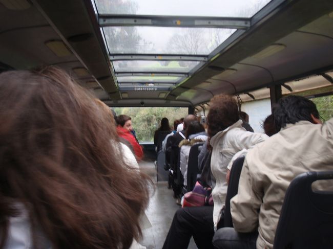 イグアス国立公園内<br /><br />バスで滝のそばまで移動中。車内はちょっと興奮状態！