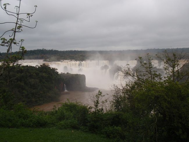 イグアスの滝<br /><br />一番最初に見えた滝はこちら。超感動！！！すごい迫力。言葉を失いました。