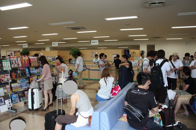 今回はレンタカーを借りました。<br />夏休みのハイシーズンを外した土曜日なのに、受付はこの混雑です。<br /><br />受付店舗と返車店舗の間に大型の立体駐車場のような車庫があり、ヴィッツが並んでいました。<br />受付、契約、配車の手際のよさに、沖縄のレンタカー事情を実感。