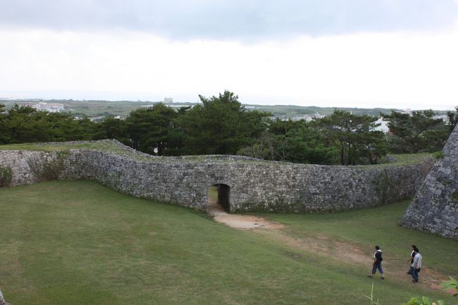 30分もあれば、一回りできますが、かなり見ごたえがあります。<br /><br />城跡の上に登ると、読谷村の海岸が一望できました。