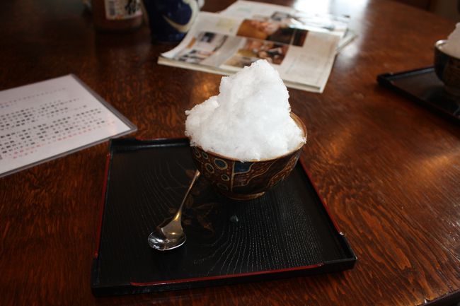 一回りしてノドが乾いたので一休み。<br />城跡の駐車場前にあった「鶴亀堂ぜんざい」に入りました。<br /><br />初の沖縄ぜんざい。<br />かき氷だと思ってたのですが、冷えたぜんざいの上に氷がのっているよう。<br />名前の通り、確かにぜんざいです。