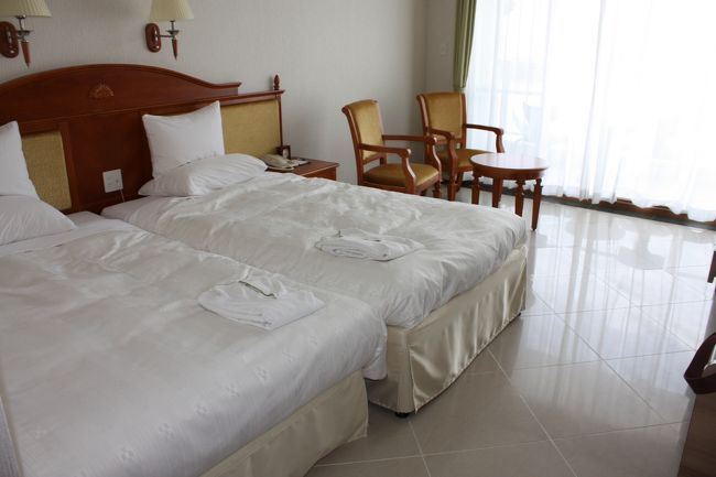 ホテルは恩納村のAJ恩納ビルリゾート。<br />残波岬と真栄田岬の間にあり、恩納村と言うよりも読谷村と言った方がいいのではないかと思う場所です。<br /><br />アパートのように廊下は外、ドアを開けると玄関があって靴を脱いで入ります。<br />思ったよりも部屋が広くてきれい。