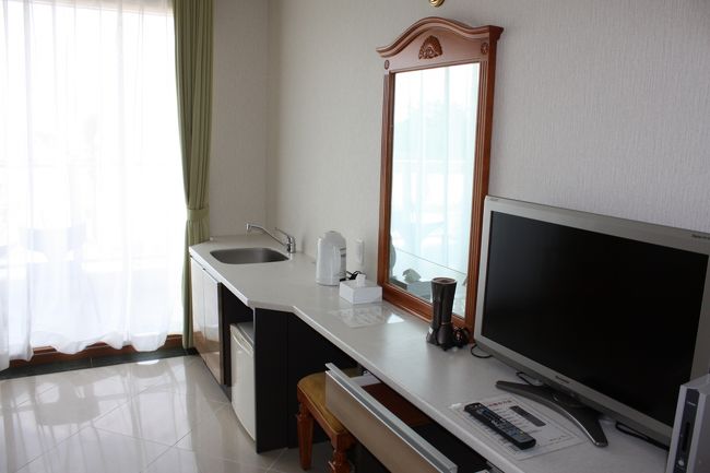 部屋の隅には小さなシンク。これがけっこう便利です。<br /><br />廊下が外で部屋の空調は一般家庭で使うようなエアコンがついています。廊下の空調を削減したり、サービスも必要最低限に抑えてコスト削減をしているようです。<br />ビジネスホテルが経営しているリゾートホテルと言った感じですが、これで充分と感じました。