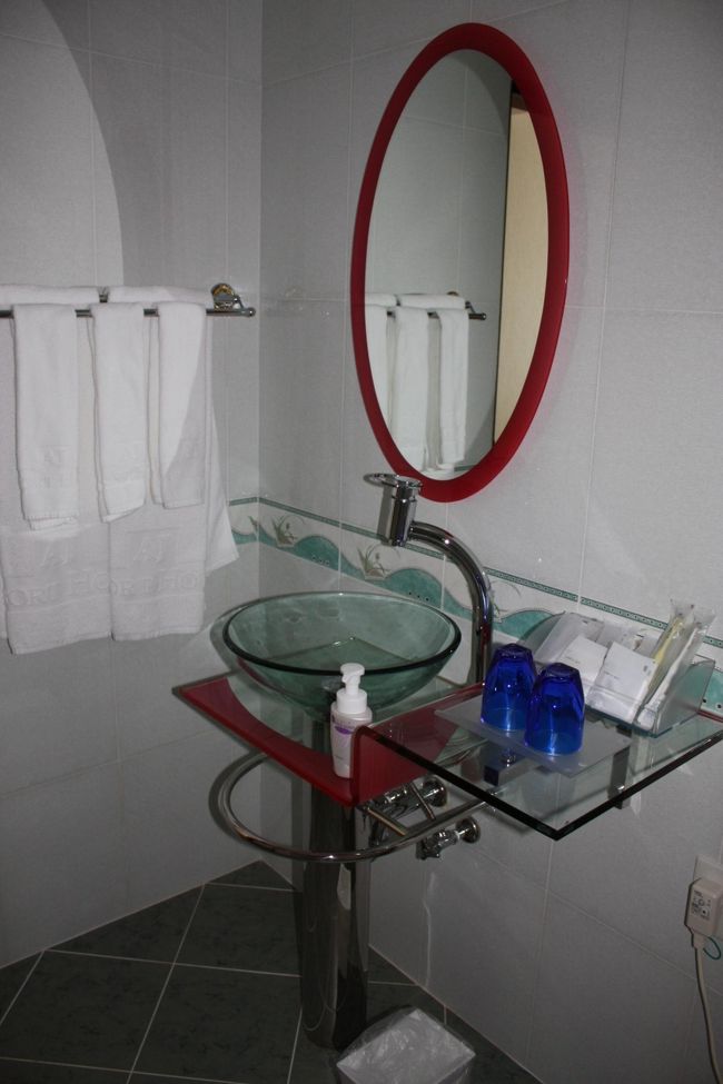 洗面台はオシャレ。でもオシャレ洗面台にありがちな水ハネが多いことはありませんでした。使いやすい。<br /><br />洗面台とトイレとバスタブがいっしょでしたが、充分な広さがあり不便は感じませんでした。<br /><br />タオルは足りなかったら有料でフロントでもらいます。<br />ビーチで使うバスタオルが必要だったので借りました。1枚50円です。