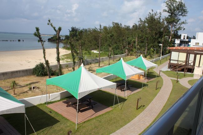 部屋からの眺めはこんな感じ。<br />テントの2つはジャグジーです。<br />ビーチまですぐです。<br />