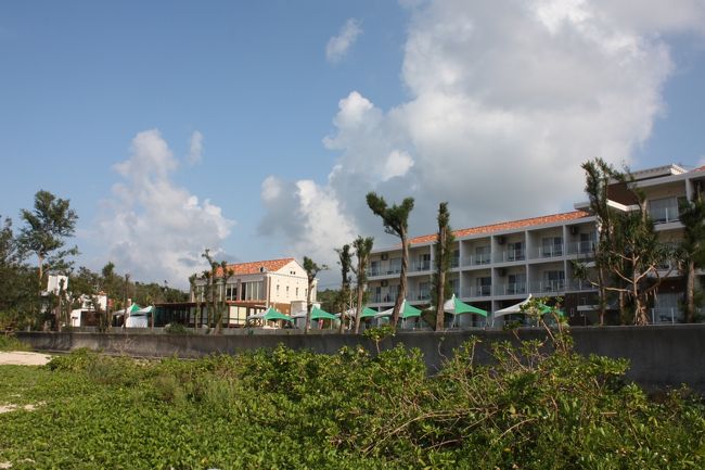 ビーチから見たホテル。<br />3階建てが2棟の小さいホテルです。