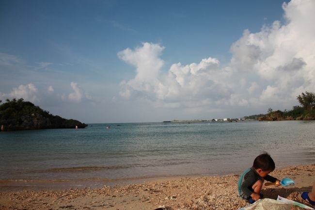 夕方でもまだまだ泳げます。<br />コドモは砂遊びに夢中。