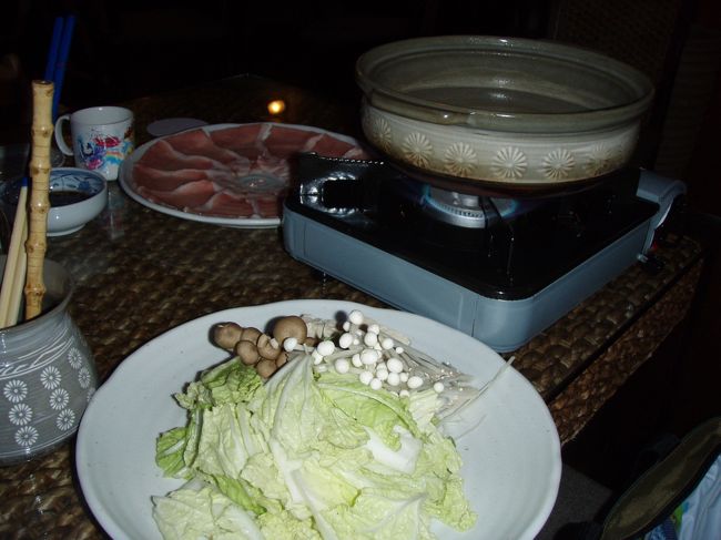 2泊とも夕食付きのプランで予約しました。<br />(ハズレでも、キャンセルして外で食べてもいいわ〜と言う値段でした。)<br />食事はレストラン真栄田(めーだ)で。<br /><br />1泊目は豚しゃぶのコース。<br />コドモにはご飯とスープのセットを追加して取り分けました。<br />おいしくて量も多く大満足です。2泊目もココの夕食に決定です。<br />