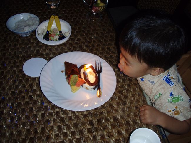 リクエストに子供の誕生日を祝う沖縄の歌と頼んだらネタ切れ、その代わりハッピーバースディを歌ってもらいました。<br />それを聞いたレストランのスタッフがコドモにケーキをサービスしてくれました。<br />サプライズに感動です。コドモも大喜び。<br /><br />ろうそくをフー。<br />でも火は逆方向を向いてます。