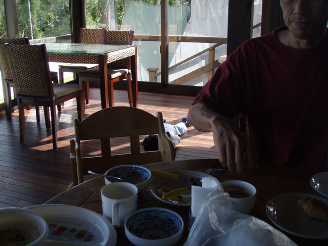 去年、琵琶湖に行った時に、朝食会場で2〜3歳くらいの子供が床に寝転がっていました。<br />両親&amp;祖父母の4人は何事もなかったように食事中。<br /><br />ええ、今なら分かりますとも。<br />寝転がっているなら周りに迷惑はかからない。その間にご飯を食べてしまえ。<br />まさに、その瞬間です。