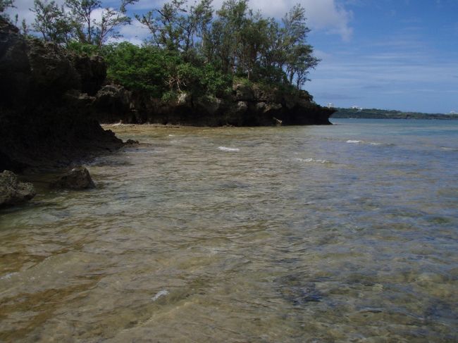 遠くに残波岬が見えます。