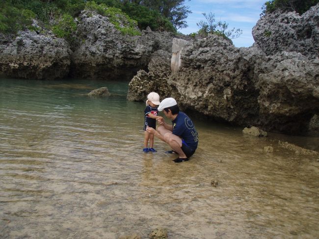 沖の岩場を探検中。<br />ちょっと手が痛かったよう。<br /><br />大人だけでもダイビング用のグローブを買おうと思いました。