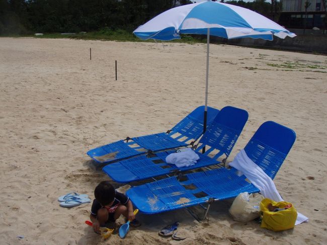 ビーチパラソルとチェアはホテルの外に置いてあるのをセルフで使います。1滞在500円でした。<br />あまり使っている人はいませんでした。<br /><br />ビーチはプライベートビーチっぽいのですが、ホテルの管理下ではないよう。監視員もいません。<br />パラソルやチェアがセルフなのもそのためかも。<br />でもゴミや漂流物が無かったので、ビーチの掃除はホテルが行っているようです。