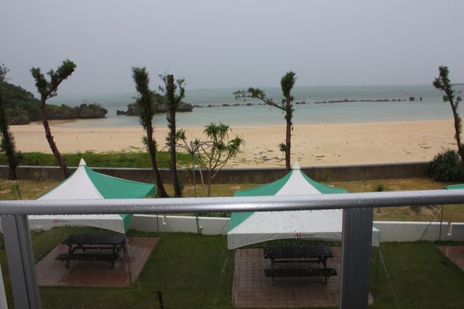 そろそろ帰りの支度をしなくては、と部屋に戻ると雨が降り始めました。<br />泳いでいる人も、一斉にいなくなりました。