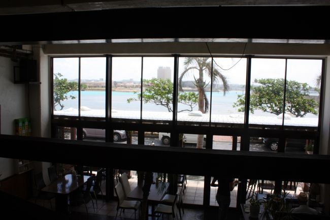 2階の一番奥のソファー席に案内されました。<br />窓からの景色はこんな感じ。<br />窓一面に海が広がっています。贅沢な景色です。