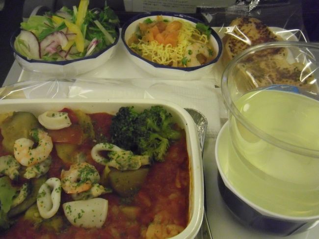 1日目<br /><br />JALの成田発ハノイ行きの機内食です。<br /><br />こちらは洋食のパエリアです。<br /><br />機内食って割と中華っぽい味付けの物が<br /><br />多いような気がするので<br /><br />パエリアは新鮮な感じがしました。<br /><br />味も予想以上に良かったです。<br /><br />