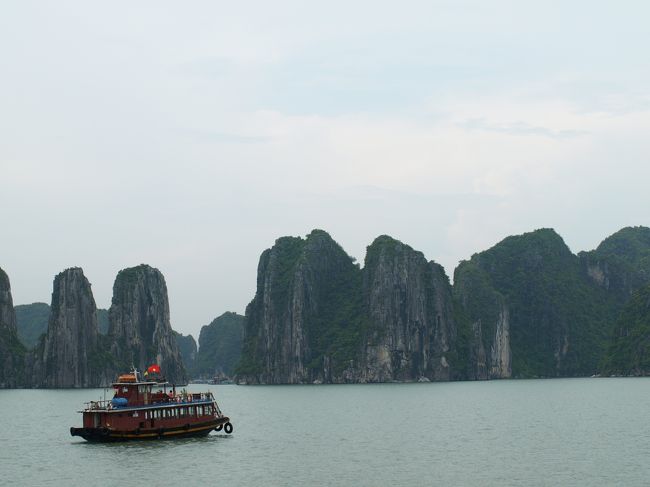 ハロン湾の観光船からのおなじみの風景。<br /><br />天気はあまり良くなかったのですが<br /><br />雨に降られずに済んだので良かったです。<br /><br />