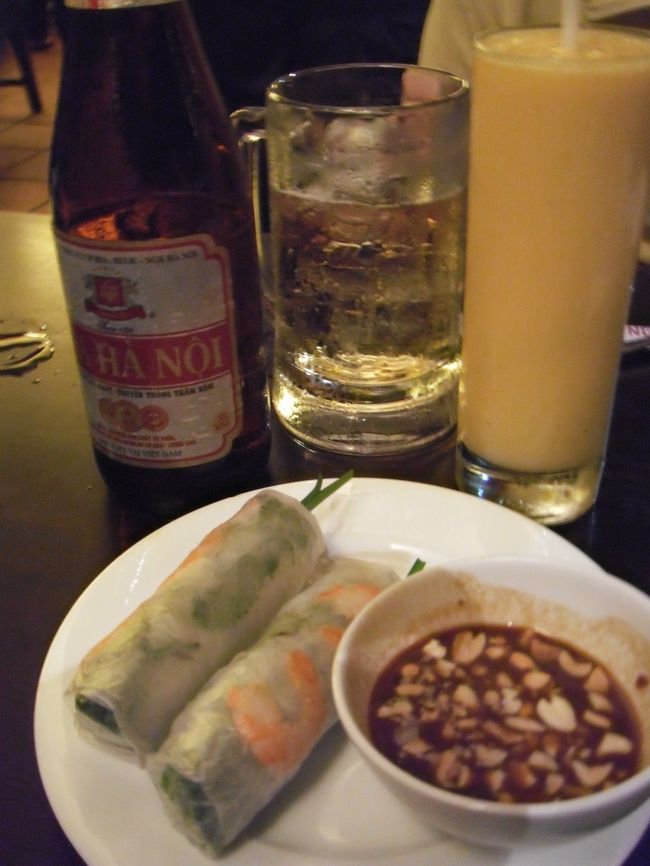 夕食はクアンアンゴンというお店に行きました。<br /><br />生春巻き・揚げ春巻き・ブンチャー・チャーハンと<br /><br />ビール・ジュースで272,000ドン（約1,000円）<br /><br />ホーチミンでも同じお店に行きましたが<br /><br />やっぱり安くて美味しいです。<br /><br />地元の人や観光客で大混雑してました。