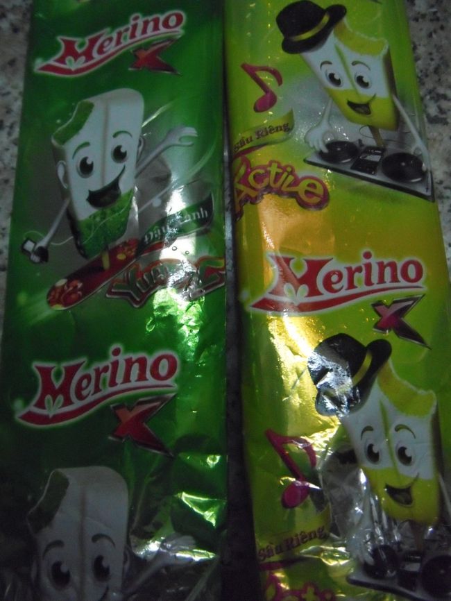 コンビニで買ったアイス。2個で14,000ドン。<br /><br />袋のどこにも味のわかる表記が無かったので<br /><br />お店の人に聞いたのですが<br /><br />『黄色の袋はお勧め出来ない』と言うだけで<br /><br />結局味については教えてくれなかったので<br /><br />とりあえず買ってみたのですが…<br /><br />なんと黄色のパッケージの方はドリアン味でした。<br /><br />残念ながら、ひと口で断念しました。<br /><br />ちなみに緑のパッケージはアズキ風？のアイスでした。<br /><br />日本では黄色のパッケージなら、おそらくバナナ味や<br /><br />マンゴー味を想像するでしょう。<br /><br />しかしベトナムでは黄色といえばドリアンというのが<br /><br />定番なのかもしれません。<br /><br />イメージだけで購入するのはやめた方が良さそうです。<br /><br />