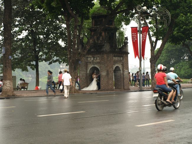 ハノイ市民の憩いの場、ホアンキエム湖です。<br /><br />あいにくの雨模様でしたが、それでもたくさんの<br /><br />観光客や地元の人で賑わっていました。<br /><br />結婚写真の撮影を数組見かけました。<br />