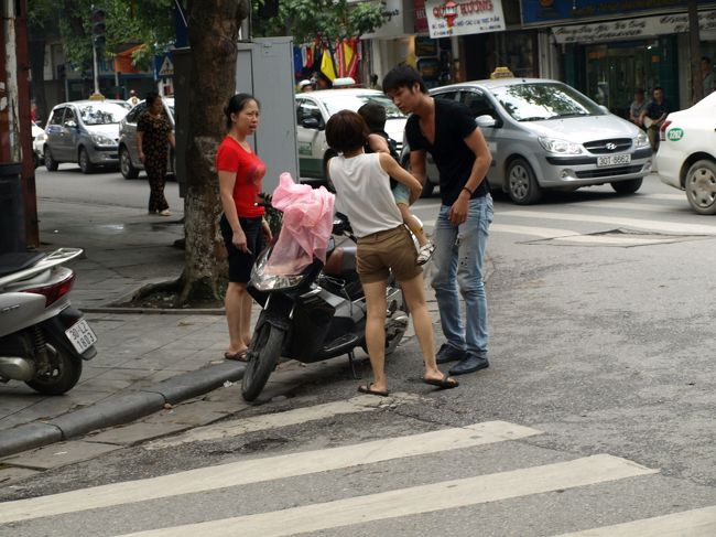 旧市街ではバイクと車の事故を見かけました。<br /><br />小さな子供がバイクの後ろに乗っていて<br /><br />バイクと共に転倒しましたが<br /><br />多きな怪我はなかったようでよかったです。<br /><br />ベトナムではノーヘル、3人乗りなどもあたりまえ。<br /><br />それに信号もほとんど無いので事故が多そうですね。