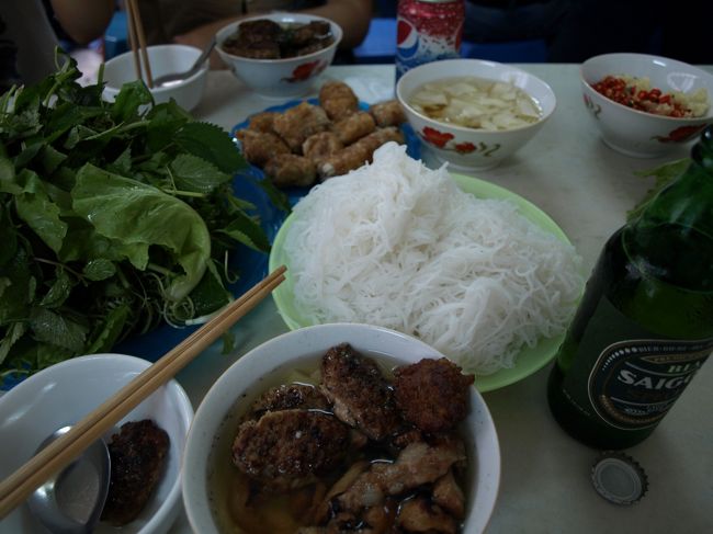 ブンチャー、揚げ春巻き2人前とビール、コーラで<br /><br />205,000ドン(約750円)でした。<br /><br />価格表が無いので金額が正しいのか正しくないのか<br /><br />若干疑わしい感じでしたが<br /><br />お肉もたくさん入っていてお腹いっぱいになったので<br /><br />合っていたということにします。<br /><br />ブンチャーに関しては、初日に食べた<br /><br />クアンアンゴンのブンチャーの方が<br /><br />個人的には美味しかったと思います。<br /><br />ちなみに、現地の人は食べる前にお皿や箸を<br /><br />ウェットティッシュで拭く人が多いです。<br /><br />不安な人は持ち歩くようにした方がいいかもしれません。<br /><br />