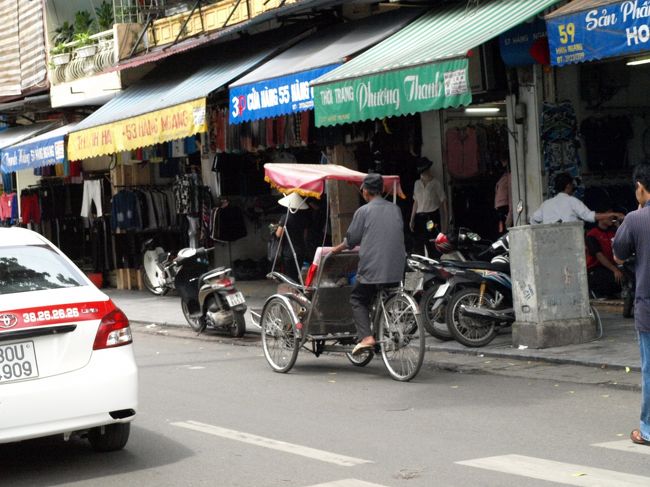 旧市街にはシクロもいます。