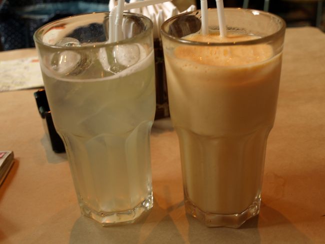 飲んだのはレモンジュース(29,000ドン)と<br /><br />ミックスフルーツシェーク(39,000ドン)です。<br /><br />ミックスフルーツシェークはフルーツが選べるので<br /><br />楽しいです。