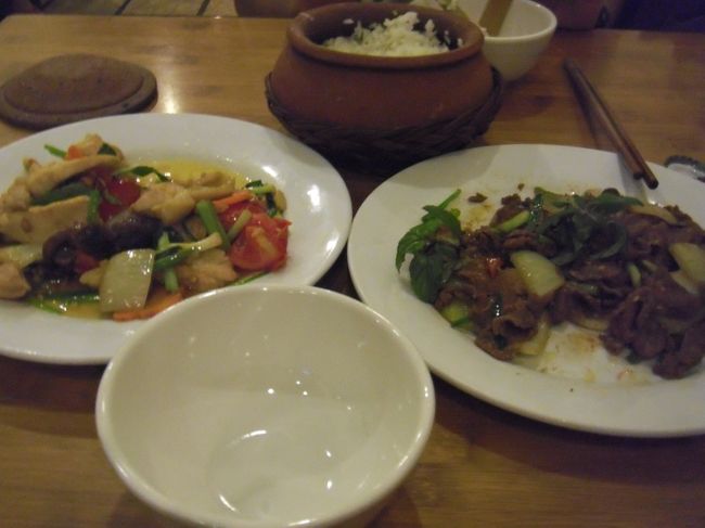 ルビープラザでお土産を買った後に<br /><br />クアンコムフォーで夕食を食べました。<br /><br />牛肉のペッパー炒め、チキンの野菜炒めと<br /><br />釜炊きご飯とビールとコーラで182,000ドン(約670円)です。<br /><br />釜炊きご飯はとても美味しくて、日本人の口にも<br /><br />良く合います。