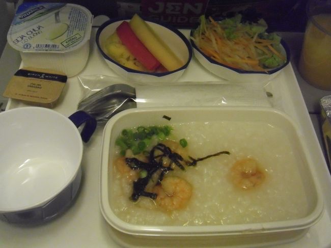 JALのハノイ発、成田行きの機内食です。<br /><br />ハノイを夜出発して早朝に成田に到着する便の為<br /><br />機内食は到着の少し前に出ます。<br /><br />これは海鮮おかゆ。<br /><br />朝食メニューなのでかなり軽めです。