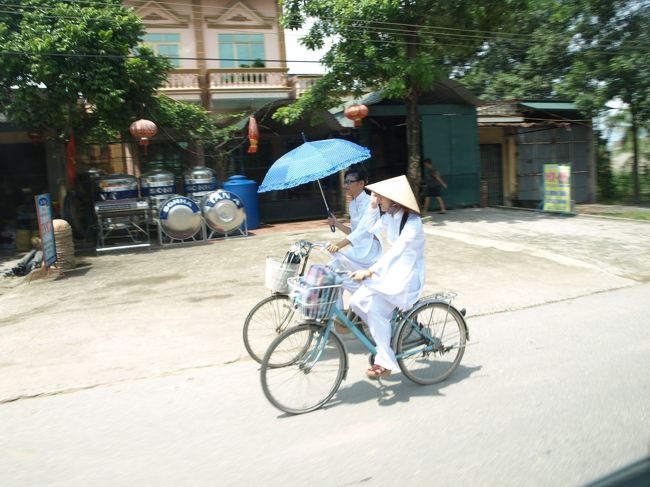 2日目<br /><br />ハロン湾に向かうツアーバスの車窓にて。<br /><br />ハノイの学生達の通学時間帯に遭遇したので思わず<br /><br />パシャリ。<br /><br />制服のアオザイがとても可愛かったです。<br /><br />美白意識が高いのか、男女共に日傘をさしている人を<br /><br />よく見かけました。