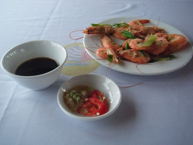 クルーズについているランチです。<br /><br />海鮮を中心に5〜6品出ました。<br /><br />ちなみにビールは3ドル、ジュースは2ドルでした。