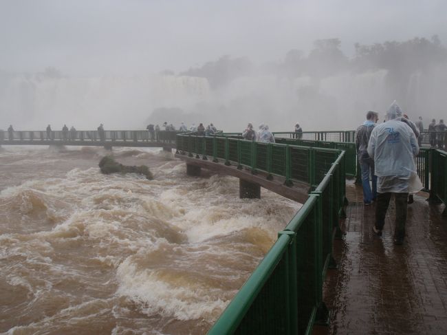 水しぶきがすごくて、ビチョビチョに。ポンチョが意味なかった・・・。