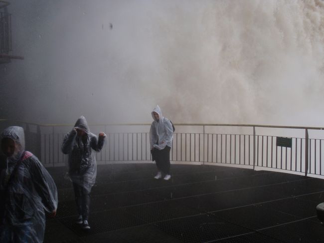 滝の間近の展望台から