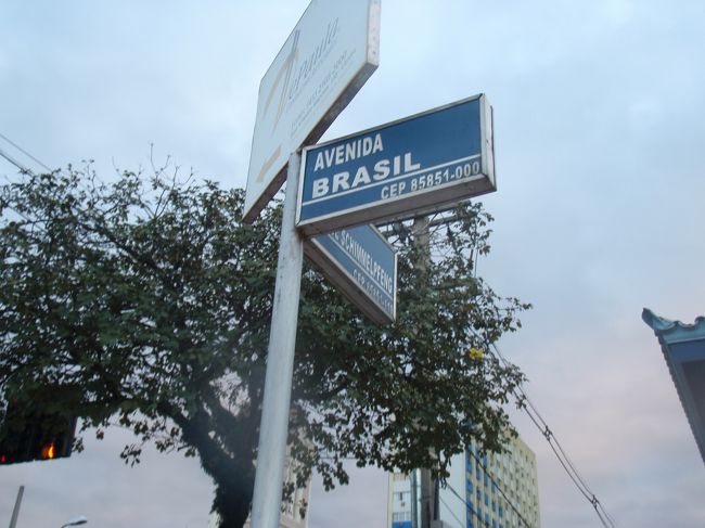 ビチョビチョになってしまったので、一度ホテルへ戻ってシャワー＆着替え。<br /><br />その後、イグアスの街へ。