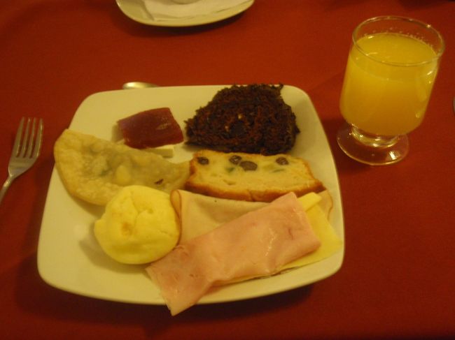 ＜8月24日＞<br />ホテルの朝食ビュッフェ<br /><br />ポンデケージョ、パステルなど、ポルトガル料理を取ってみました。ケーキとかスイーツの種類が多くて、ビックリ！