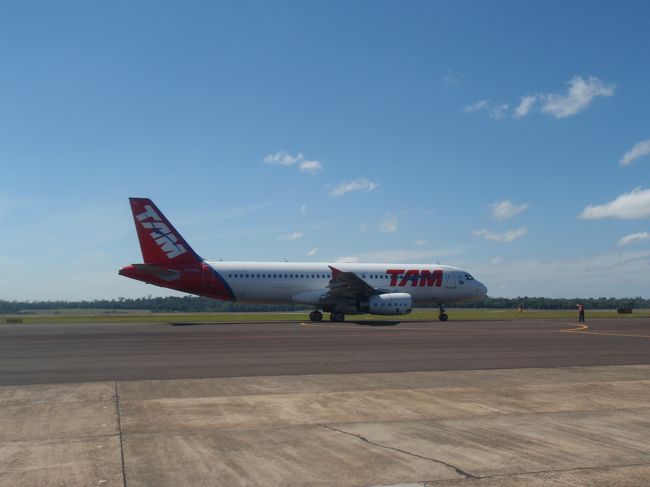 ブラジルでは大きな航空会社らしい、TAM航空<br /><br />イグアスからサンパウロへ戻ります。<br />WEBJET 6703便 13:00フォス・ド・イグアス発　15:00サンパウロ着