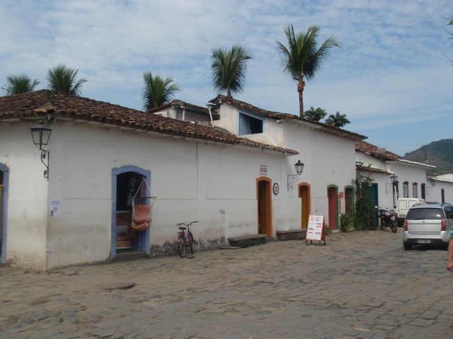 ここは旧市街。<br /><br />白い壁のお店が並ぶ、とってもかわいい街。<br />スペインのリゾート地っぽい！