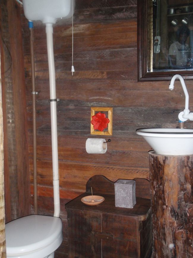 コテージの中のトイレ<br /><br />あの〜、ドアがないんですけど・・・。<br />って言ったら、トイレのときは、僕たち外に行ってるからって。。。