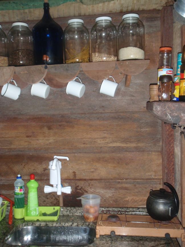 コテージの中のキッチン<br /><br />コンロ2つ、鍋、ミキサー、何でも揃ってて、ビックリ♪