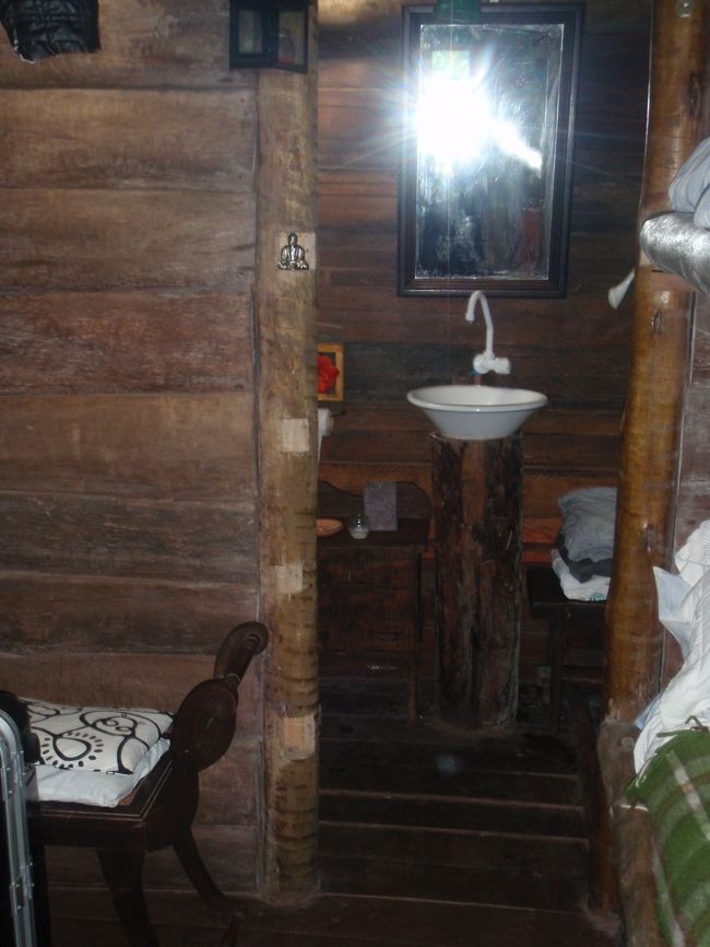 洗面台の左にトイレが・・・。<br />ドアがない！！！