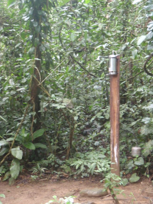 ＜8月27日＞<br />コテージの外にあるお湯の出るシャワー。<br />思いっきり外にあったけど、ここでシャワー浴びました。<br />その間、友達はコテージの中で待機。<br />