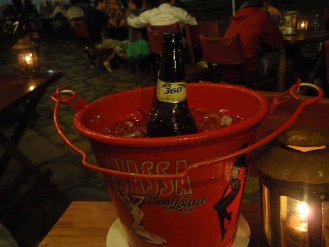 ブラジルでメジャーなビール、SKOL。<br />バケツで冷やしてくれるなんて、シャンパンみたい！