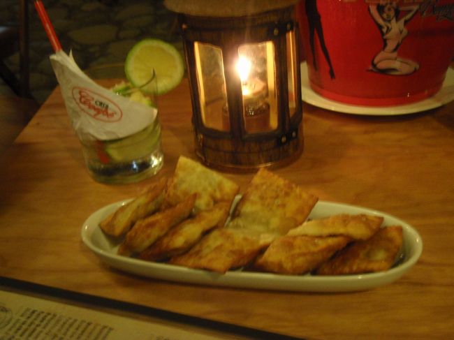 ブラジル料理、ひき肉のパステル。<br /><br />隣にあるドリンクは、ピンガ（サトウキビのお酒）にライムとお砂糖を入れて飲む、カイピリーニャというカクテル。
