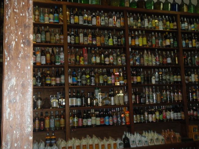 PARATYはピンガの産地で有名ということで、ピンガのお店にはいろいろなピンガがずらーり。