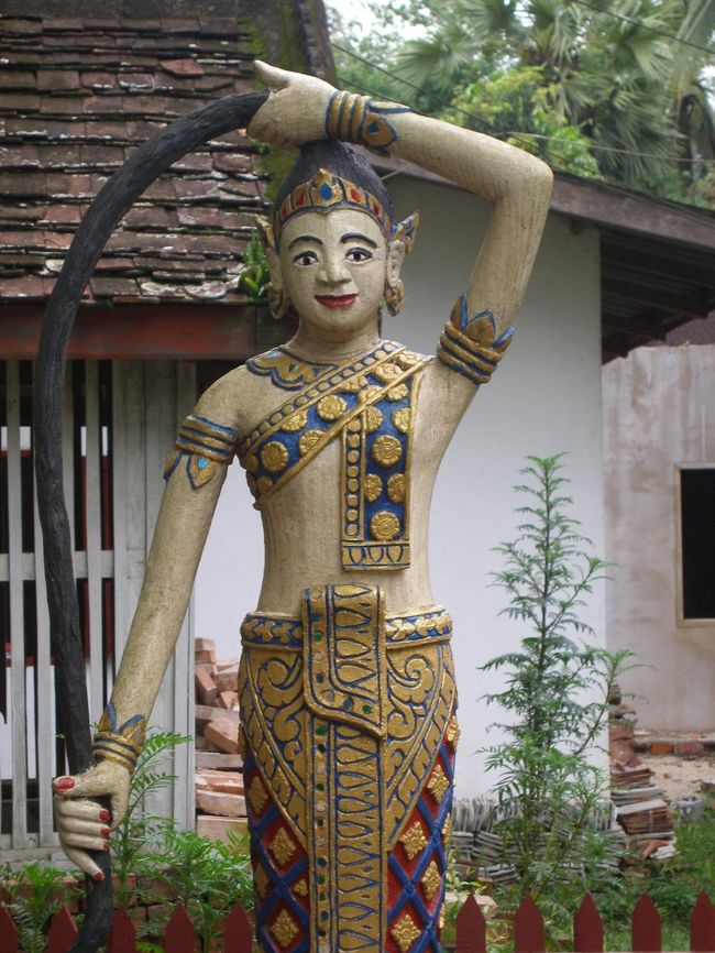 【ルンパパアんで出会ったゆるキャラ神様】<br />おまけ；ワット　アハームの境内にはこのような像も見られました。長い髪を気にされているのか　両手で引っ張っていらっしゃる仏像。この形式の像はノンキャウでもみましたので何らかの決まったポーズなんでしょうが、何やら不思議な感じを受けます。