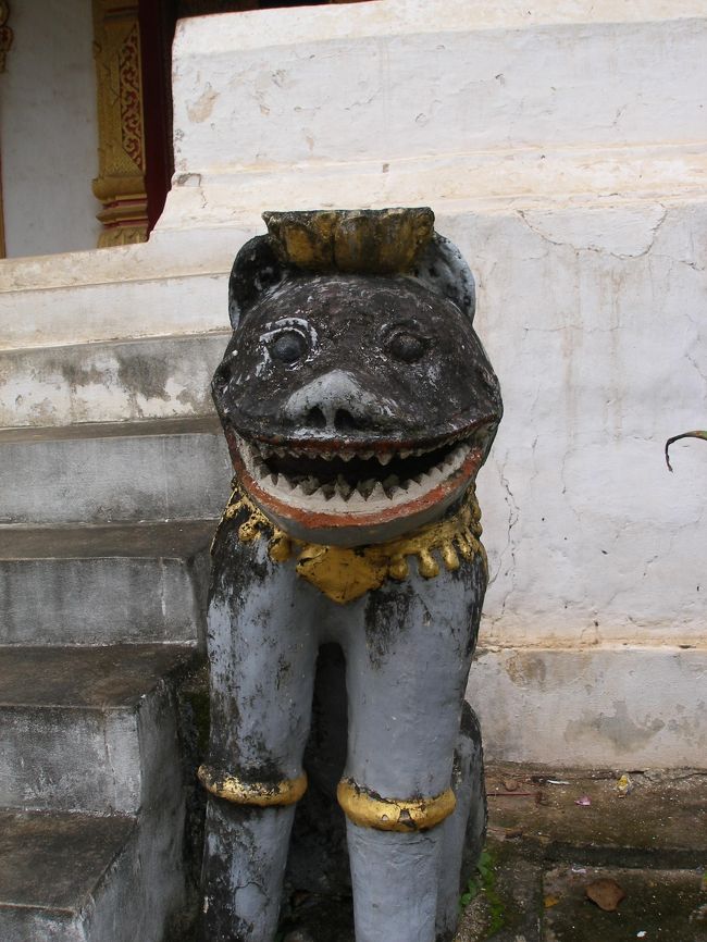 【ルンパパアんで出会ったゆるキャラ神様】<br />４位：こちらも狛犬系？？スイカ寺ワットビスンナラートの隣のワット　アハームの前に鎮座されている。ちょとブサイク顔と言ったら失礼ですね。