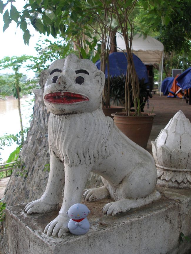 【ルンパパアんで出会ったゆるキャラ神様】<br />３位：ナムカーン川の川岸に狛犬のように対でいらっしゃる白い像